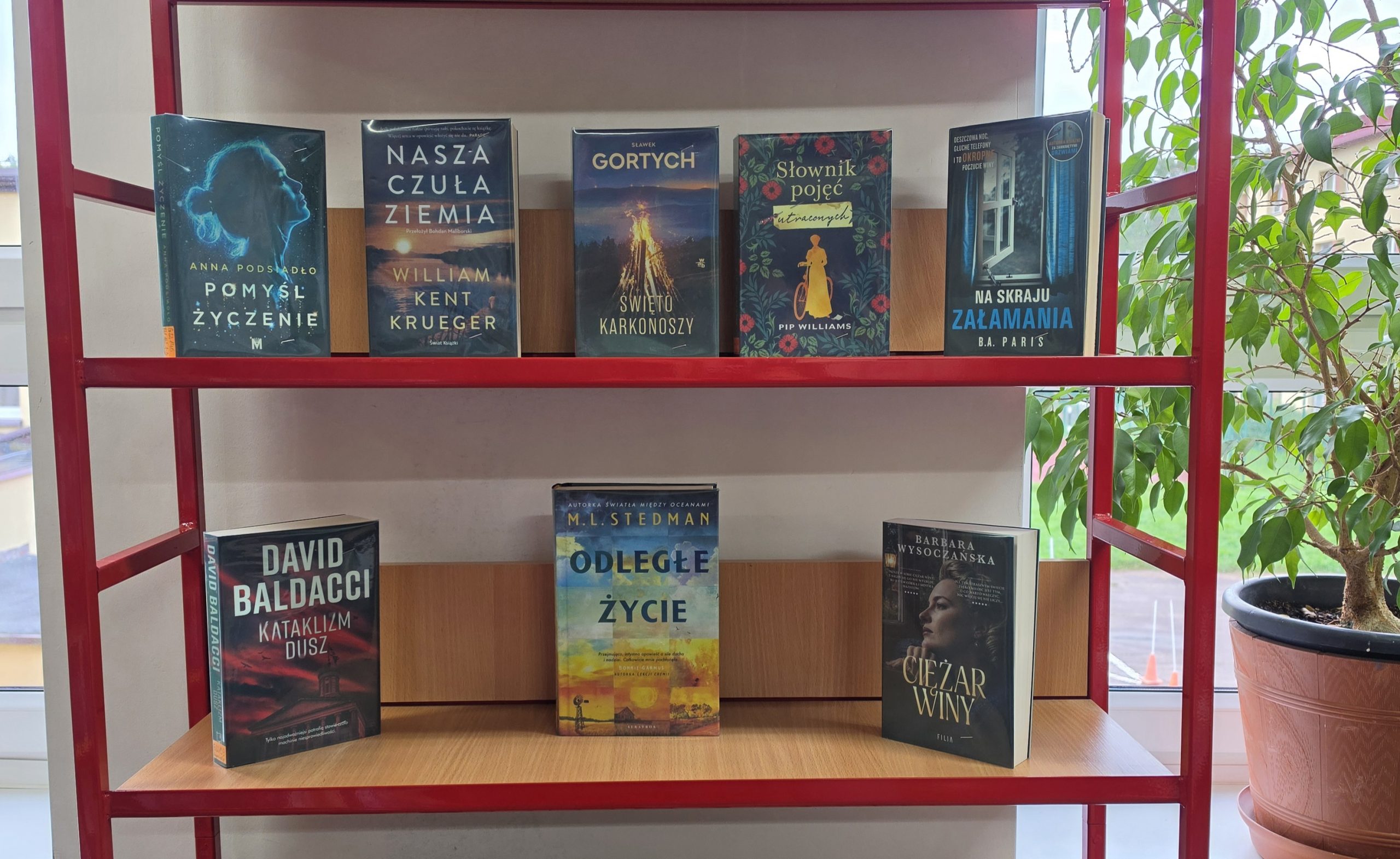 Nowe książki w bibliotece szkolnej dzięki darom uczniów i nauczycieli